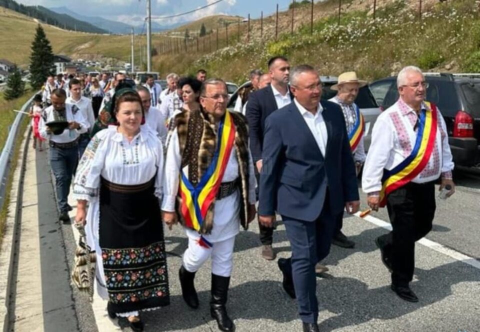 Ion Lungu, prezent la a 51-a ediție a evenimentului „Hora de la Prislop”, alături de președintele Senatului și al PNL, Nicolae Ciucă și de președintele CJ, Gheorghe Flutur 2