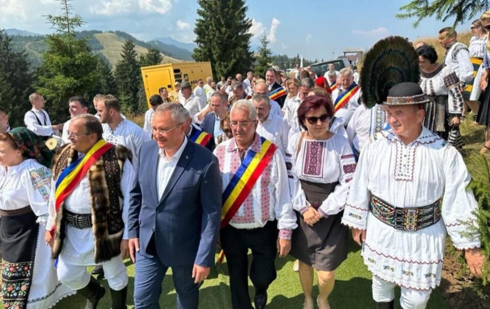 Ion Lungu, prezent la a 51-a ediție a evenimentului „Hora de la Prislop”, alături de președintele Senatului și al PNL, Nicolae Ciucă și de președintele CJ, Gheorghe Flutur 1