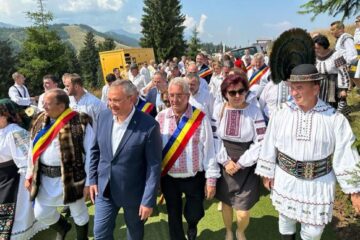 Ion Lungu, prezent la a 51-a ediție a evenimentului „Hora de la Prislop”, alături de președintele Senatului și al PNL, Nicolae Ciucă, și de președintele CJ, Gheorghe Flutur