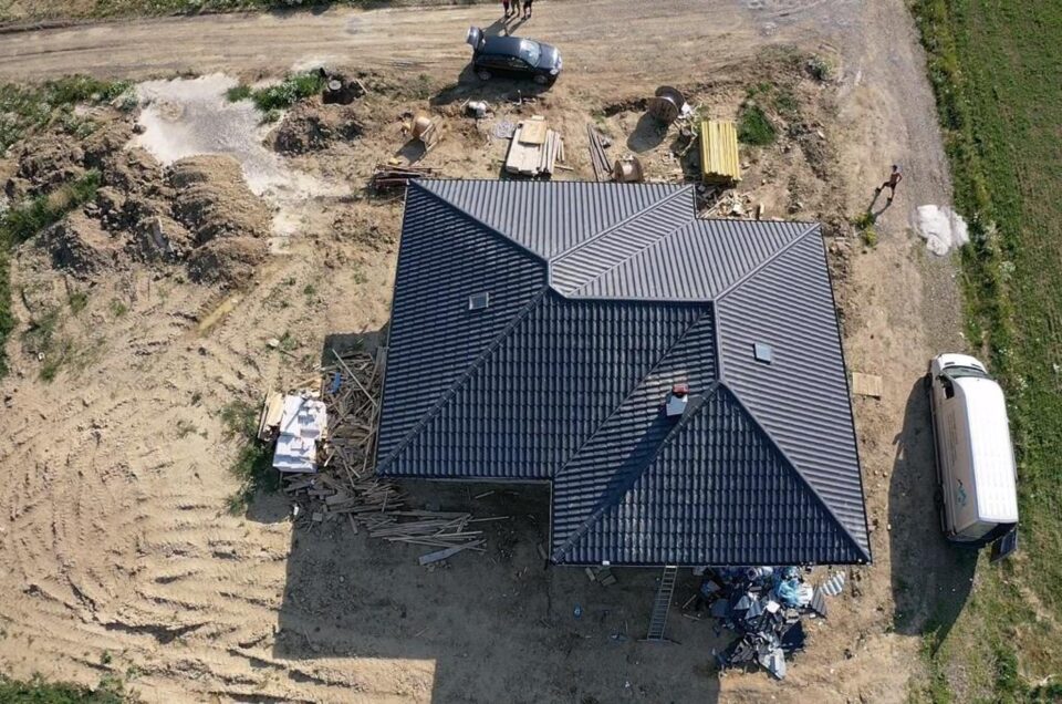 Acoperis de tip Lindab intr-o vedere aeriană, realizat de firma Dachmeister
