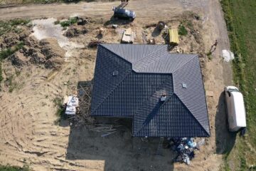 Acoperis de tip Lindab intr-o vedere aeriană, realizat de firma Dachmeister