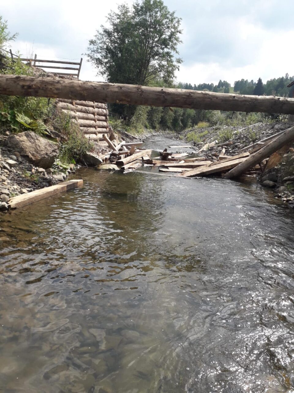 Podul de lemn care traversează râul Moldova s-a rupt luni, 14 august