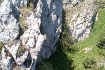 Stânca de pe care tânărul a căzut cu motocicleta FOTO: Serviciul Salvamont Suceava