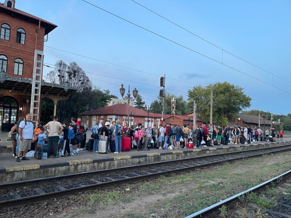 Un vagon cu 80 de copii și tineri din județ a ajuns la mare cu ajutorul Asociației ”Bucovina Civică”