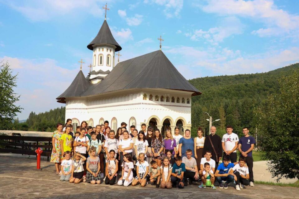 60 de elevi au participat la Școala de vară ,,Copii și părinți la altar”, în Parohia „Pogorârea Sfântului Duh” din Nicani