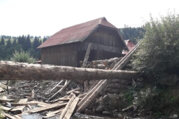 Podul de lemn care traversează râul Moldova s-a rupt luni, 14 august