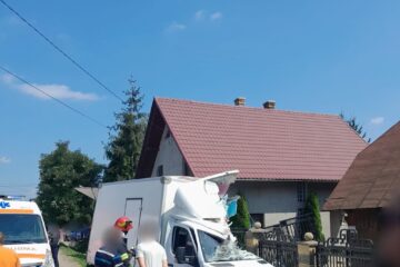 Un bătrân mort, al doilea rănit grav după ce o autoutilitară aflată în depășire a intrat în ei, pe podețul din fața casei