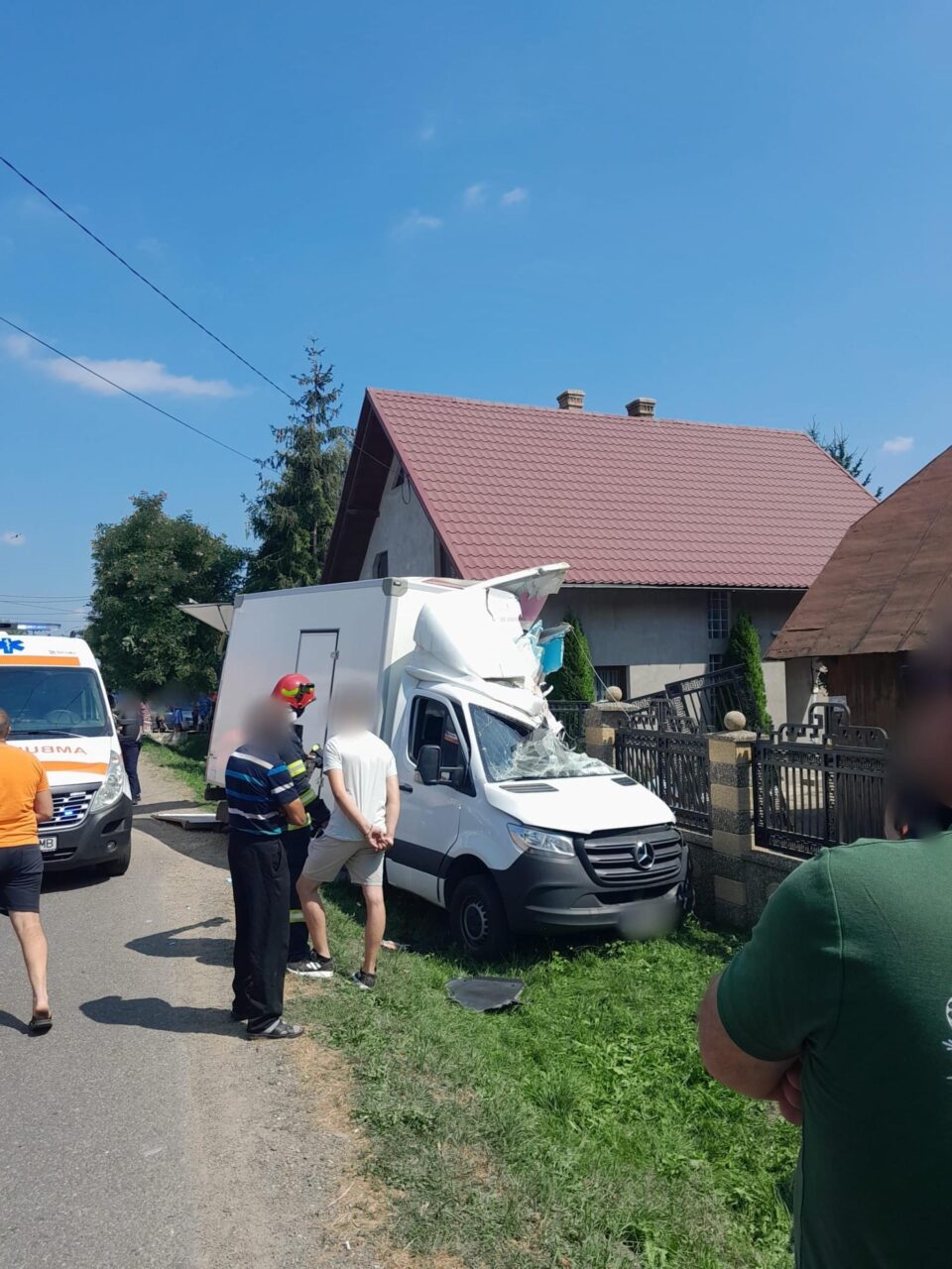Un bătrân mort, al doilea rănit grav după ce o autoutilitară aflată în depășire a intrat în ei, pe podețul din fața casei