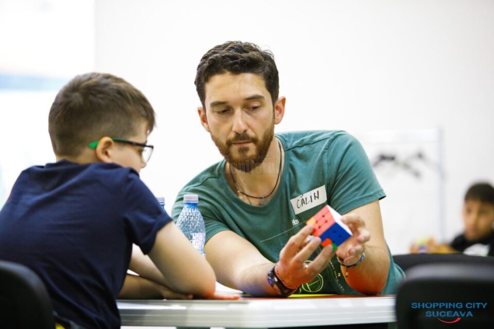Sâmbătă, pe 26 august 2023, copiii pasionați de cub Rubik sunt invitați la o nouă serie a atelierelor de rezolvare a cubului Rubik 3x3