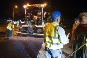 Primarul Ion Lungu, prezent la lucrările de asfaltare pe timp de noapte