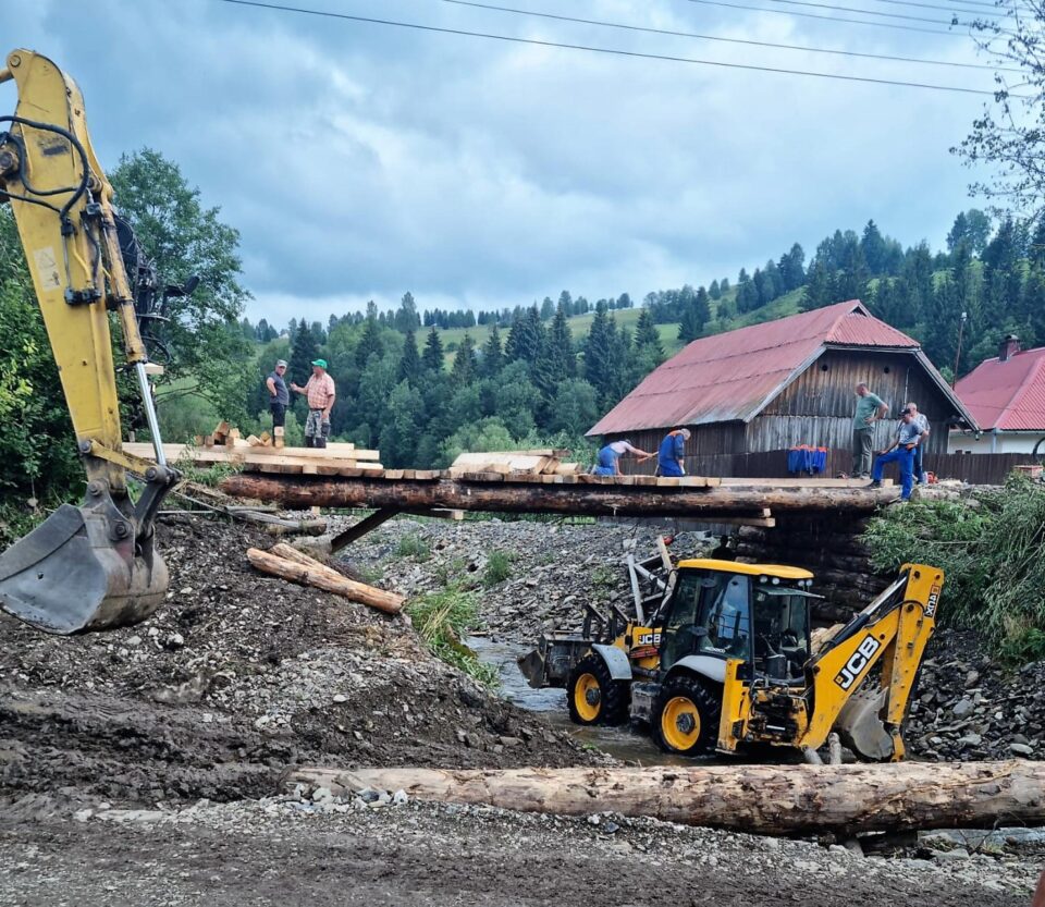Pod refăcut de Direcția Silvică Suceava la doar 10 zile după ce a fost distrus 6