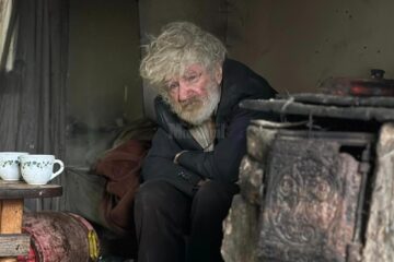 Bătrân găsit paralizat în casă, printre gunoaie