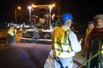 Primarul Ion Lungu, prezent la lucrările de asfaltare pe timp de noapte
