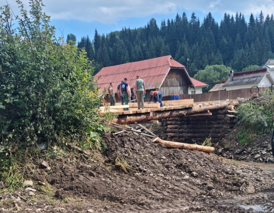 Pod refăcut de Direcția Silvică Suceava la doar 10 zile după ce a fost distrus 5
