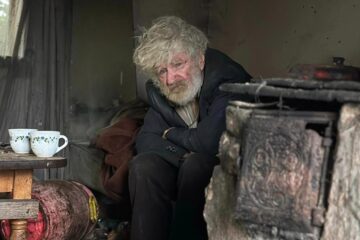 Bătrân găsit paralizat în casă, printre gunoaie, înconjurat de câini și pisici ajunse piele și os