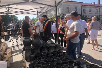 Deschiderea oficiala a Targului Olarilor de la Radăuți a avut loc în prezența primarului Bogdan Loghin
