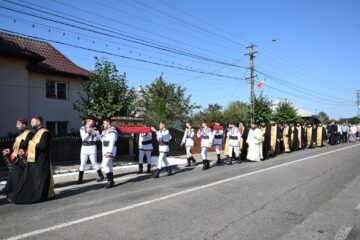Sute de credincioși au participat la procesiunea cu moaștele Sf. Nectarie și ale Sf. Ioan Botezătorul, pe străzile comunei Arbore