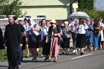 Sute de credincioși au participat la procesiunea cu moaștele Sf. Nectarie și ale Sf. Ioan Botezătorul, pe străzile comunei Arbore