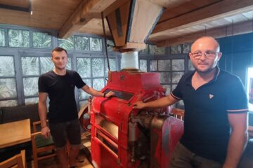 Frații Vasile și Pantelimon au dat viață din nou morii pe care au moștenit-o