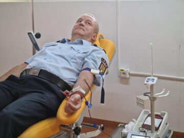 Pompieri de la ISU Suceava donează sânge pentru victimele accidentului de la Crevedia