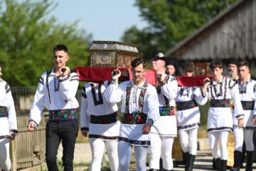 Sute de credincioși au participat la procesiunea cu moaștele Sf. Nectarie și ale Sf. Ioan Botezătorul, pe străzile comunei Arbore