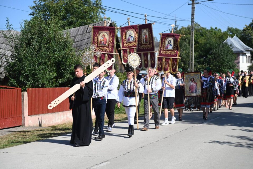 Sute de credincioși au participat la procesiunea cu moaștele Sf. Nectarie și ale Sf. Ioan Botezătorul, pe străzile comunei Arbore