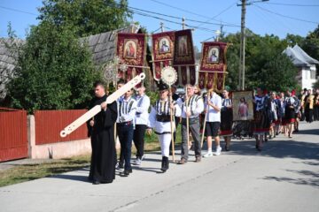 Sute de credincioși au participat la procesiunea cu moaștele Sf. Nectarie și ale Sf. Ioan Botezătorul, pe străzile comunei Arbore