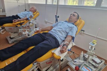 Pompieri de la ISU Suceava donează sânge pentru victimele accidentului de la Crevedia