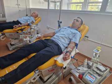 Pompieri de la ISU Suceava donează sânge pentru victimele accidentului de la Crevedia