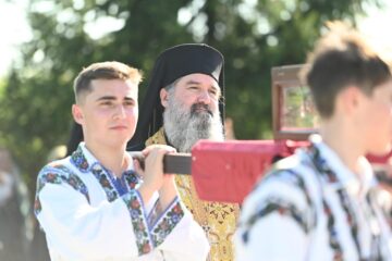 Sute de credincioși au participat la procesiunea cu moaștele Sf. Nectarie și ale Sf. Ioan Botezătorul, pe străzile comunei Arbore