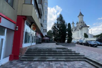Pavaje în două culori, utilizate la modernizarea pietonalului din zona intersecției Mărășești