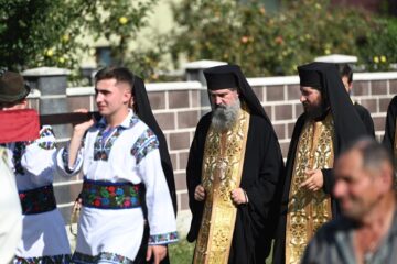 Sute de credincioși au participat la procesiunea cu moaștele Sf. Nectarie și ale Sf. Ioan Botezătorul, pe străzile comunei Arbore
