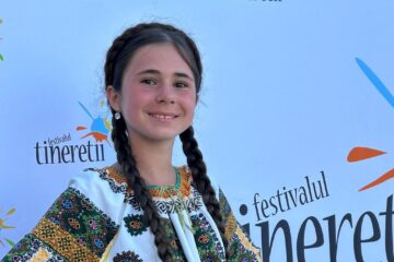 Eleva Antonia Seciu a obținut Trofeul Festivalului Tinereții, la Mangalia, la secțiunea Folclor