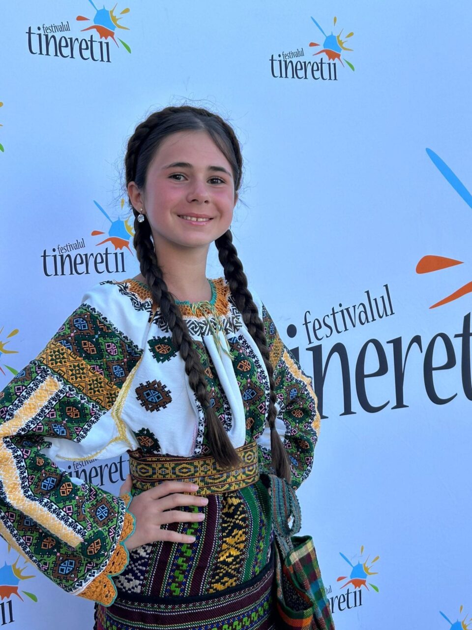 Eleva Antonia Seciu a obținut Trofeul Festivalului Tinereții, la Mangalia, la secțiunea Folclor Eleva Antonia Seciu a obținut Trofeul Festivalului Tinereții, la Mangalia, la secțiunea Folclor