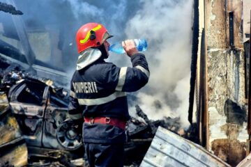 Două puternice incendii de vegetație au pus în pericol pădure și teren agricol