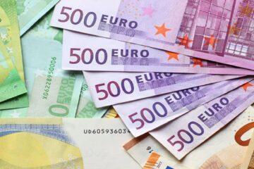 Și-a recuperat borseta uitată într-o toaletă, cu tot cu cei mai bine de 10.000 de euro. Foto generică