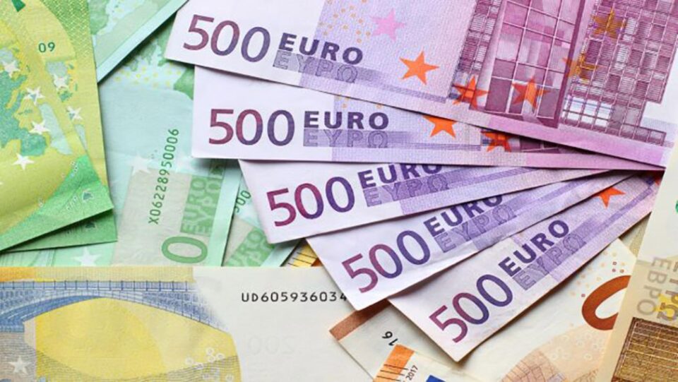 Și-a recuperat borseta uitată într-o toaletă, cu tot cu cei mai bine de 10.000 de euro. Foto generică Și-a recuperat borseta uitată într-o toaletă, cu tot cu cei mai bine de 10.000 de euro. Foto generică