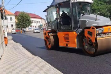Se toarnă asfalt în Siret din centrul orașului spre vamă