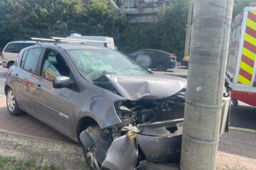 O șoferiță care a pătruns cu mașina pe trotuar a acroșat ușor patru pietoni