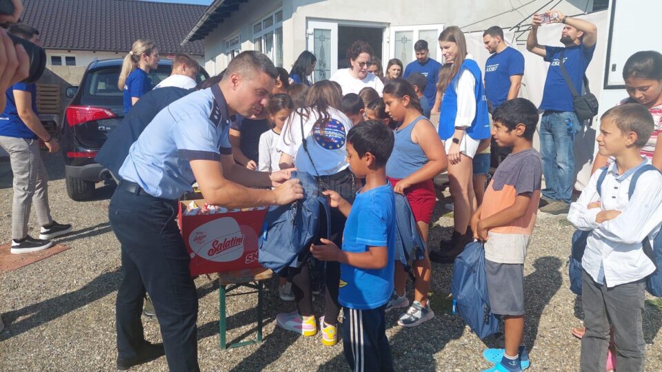 O sută de ghiozdane pentru copii defavorizați din două sate sucevene