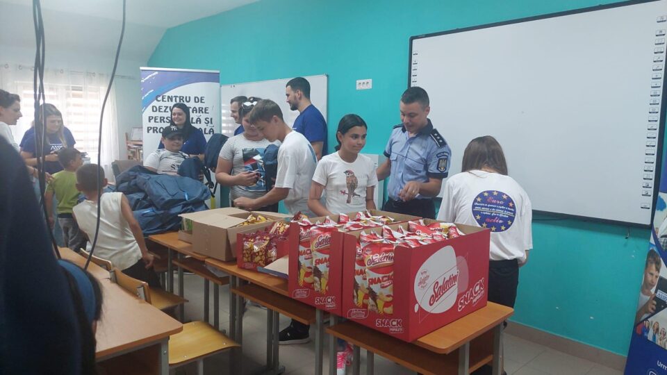 O sută de ghiozdane pentru copii defavorizați din două sate sucevene