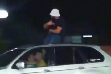 Doi ucraineni au făcut show prin Rădăuți, cu muzică și pasager care saluta prin trapa autoturismului