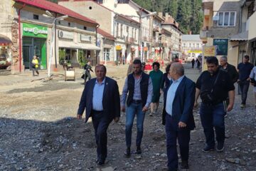 Flutur a discutat cu firmele care lucrează la modernizarea centrului municipiului Vatra Dornei să finalizeze mai repede investițiile
