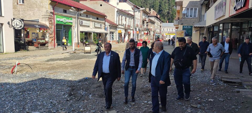 Flutur a discutat cu firmele care lucrează la modernizarea centrului municipiului Vatra Dornei să finalizeze mai repede investițiile Flutur a discutat cu firmele care lucrează la modernizarea centrului municipiului Vatra Dornei să finalizeze mai repede investițiile