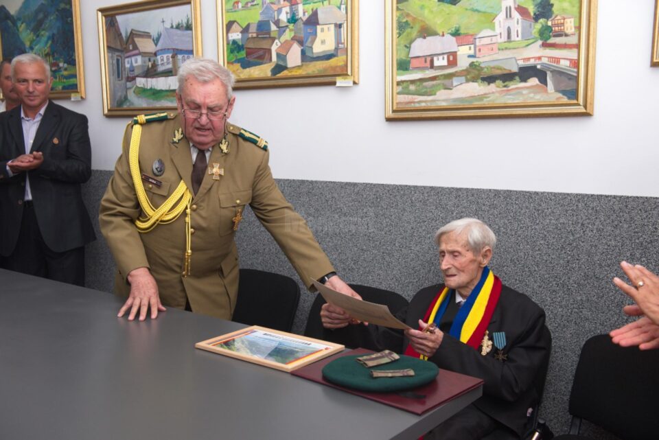 Colonelul în retragere Neculai Niga i-a înmânat lui Gheorghe Oacheș o “Diplomă aniversară”, harta “României Mari” și un tricolor din partea Asociației Naționale a Veteranilor de Război