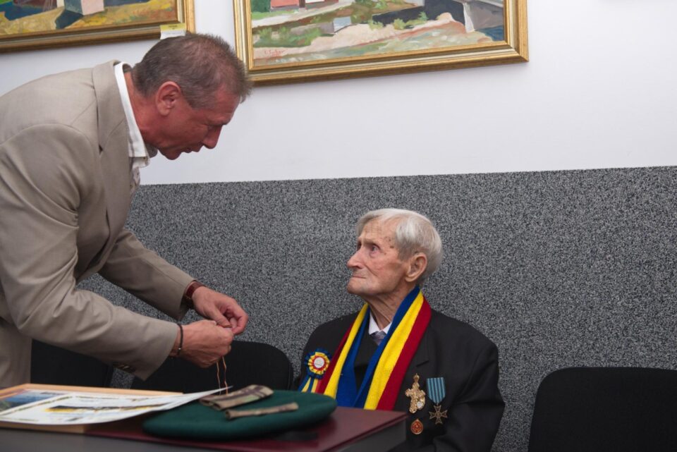 Generalul de brigadă în rezervă Ion Burlui i-a acordat veteranului de război “medalia centenară” din partea Asociației Naționale Cultul Eroilor „Regina Maria”