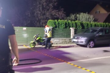 Motociclistul a agățat portiera unei mașini Toyota