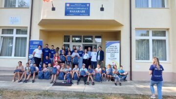 Peste 100 de ghiozdane au ajuns la copii din medii defavorizate care învață la școlile din Preutești și Basarabi
