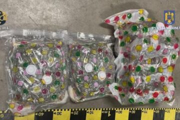 O acțiune de anvergură a procurorilor de la DIICOT Structura Centrală a vizat prinderea în flagrant a dealerilor care au preluat colete în care se aflau aproximativ 15 kilograme de canabis