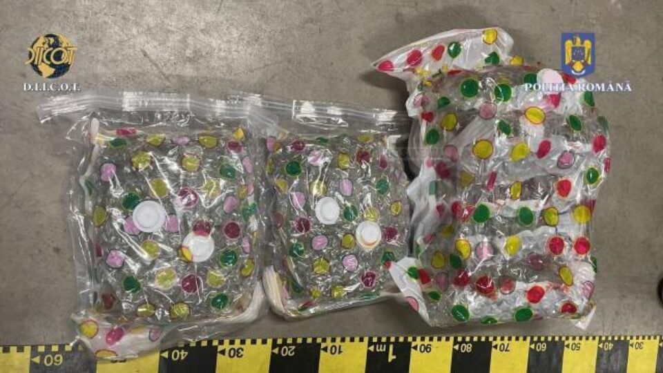 O acțiune de anvergură a procurorilor de la DIICOT Structura Centrală a vizat prinderea în flagrant a dealerilor care au preluat colete în care se aflau aproximativ 15 kilograme de canabis O acțiune de anvergură a procurorilor de la DIICOT Structura Centrală a vizat prinderea în flagrant a dealerilor care au preluat colete în care se aflau aproximativ 15 kilograme de canabis